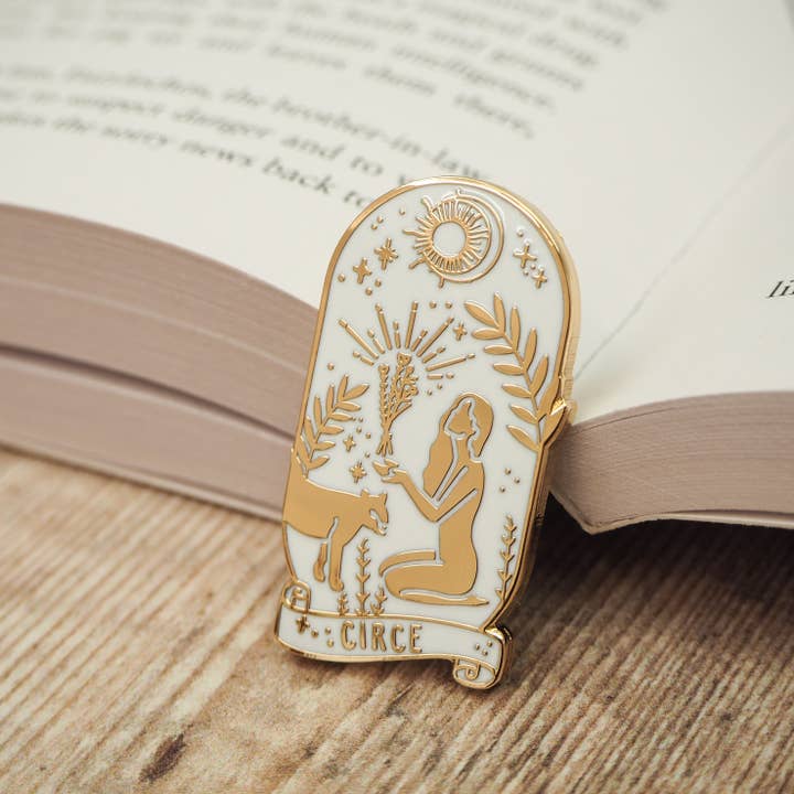Circe Enamel Gold Pin Badge - Greek Mythology Collection / Κονκάρδα Κίρκη - Diavazo Greek Books