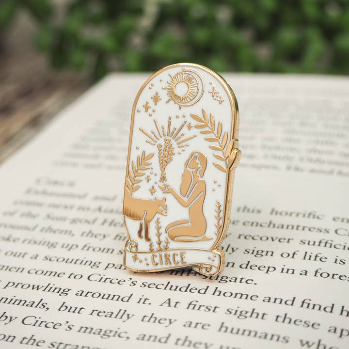 Circe Enamel Gold Pin Badge - Greek Mythology Collection / Κονκάρδα Κίρκη - Diavazo Greek Books