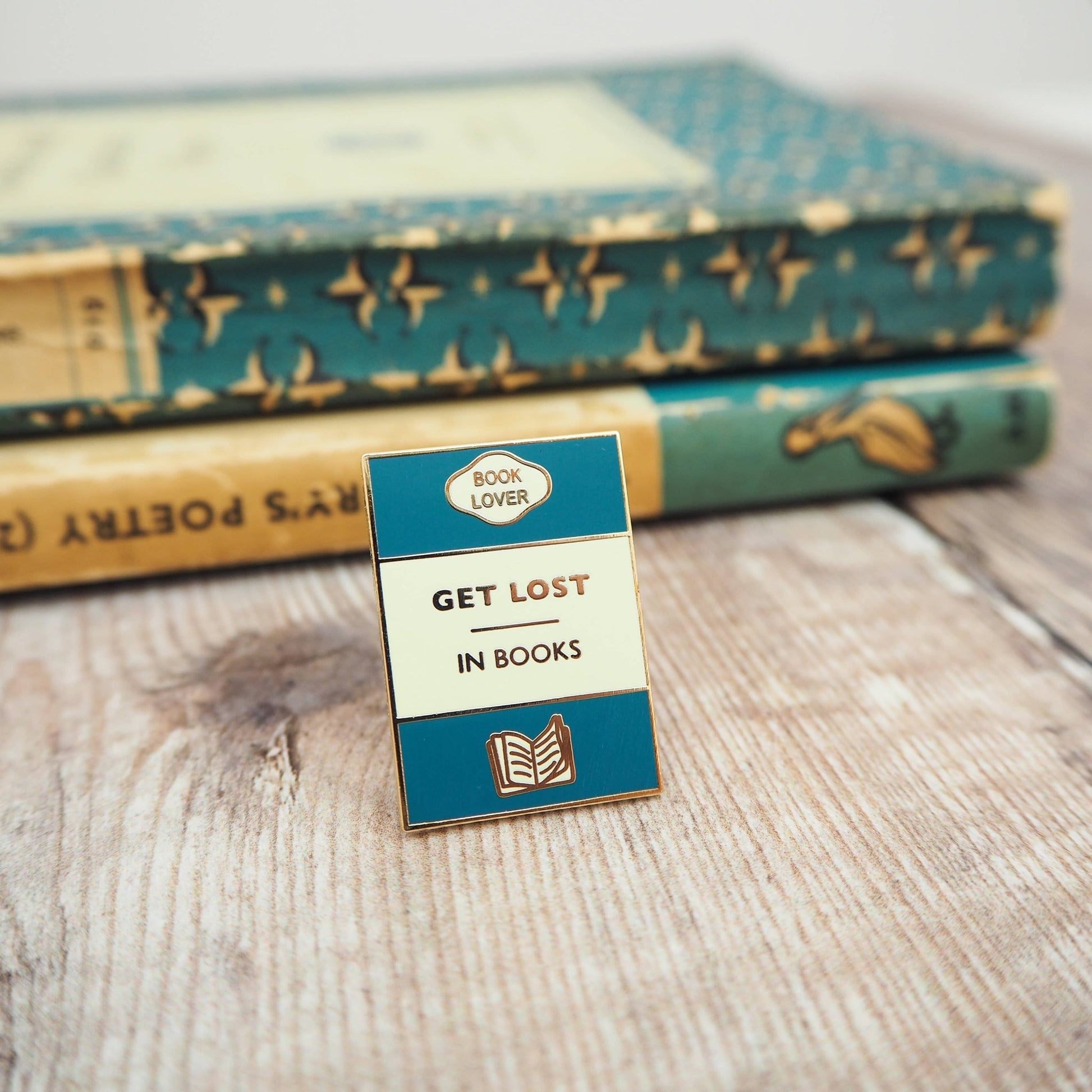 'Get Lost In Books' Book Lover Enamel Pin Badge / Κονκάρδα Βιβλιοφάγου - Diavazo Greek Books