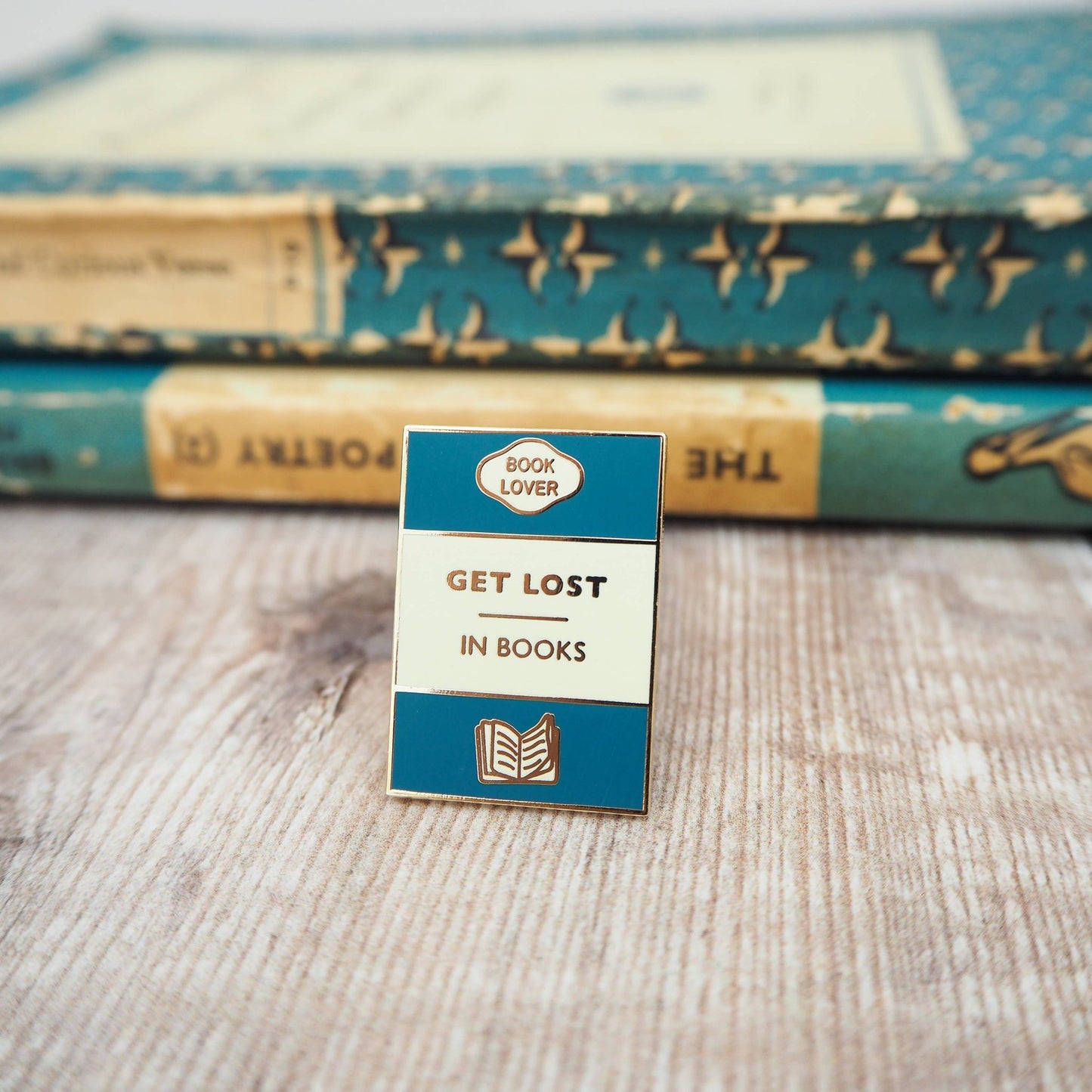 'Get Lost In Books' Book Lover Enamel Pin Badge / Κονκάρδα Βιβλιοφάγου - Diavazo Greek Books