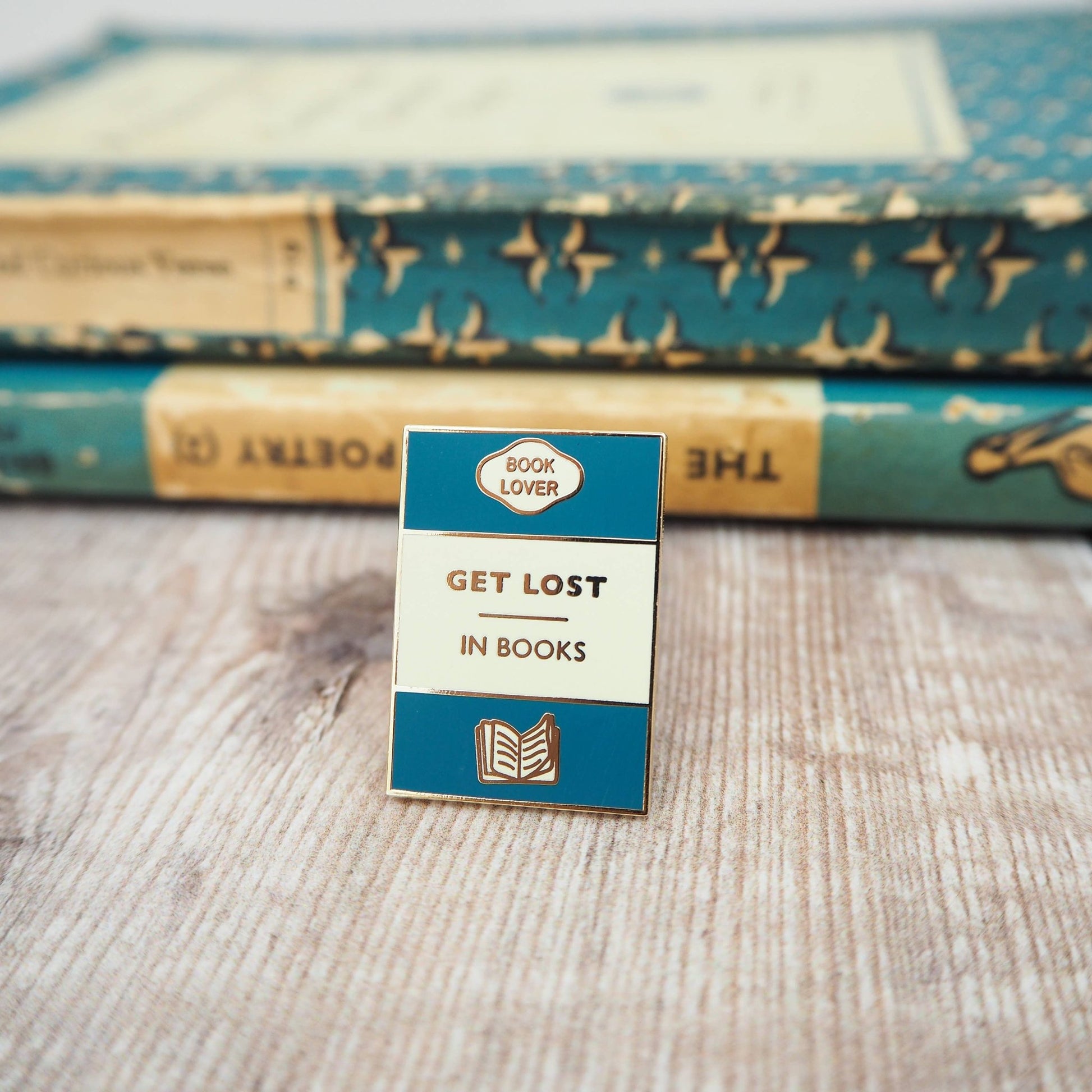 'Get Lost In Books' Book Lover Enamel Pin Badge / Κονκάρδα Βιβλιοφάγου - Diavazo Greek Books