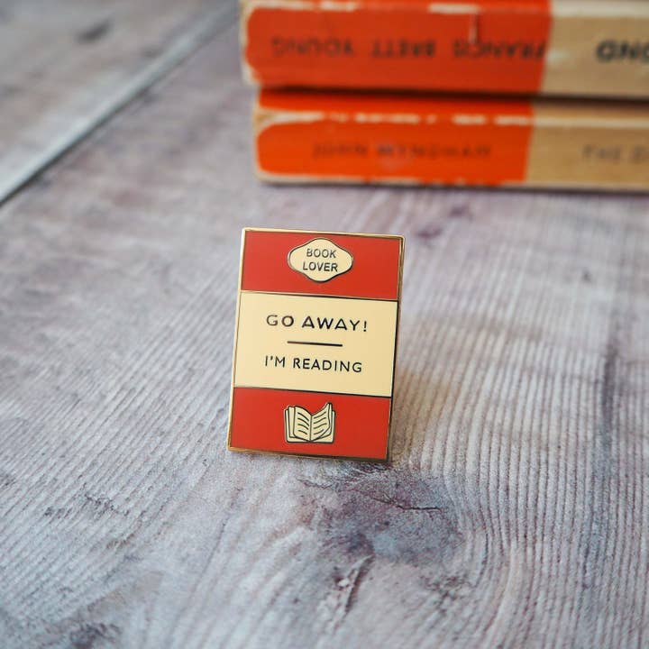 'Go Away I'm Reading' Book Lover Enamel Pin Badge / Κονκάρδα Βιβλιοφάγου - Diavazo Greek Books