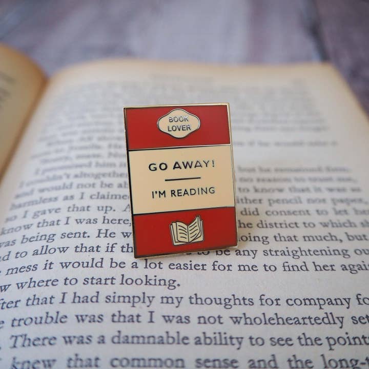 'Go Away I'm Reading' Book Lover Enamel Pin Badge / Κονκάρδα Βιβλιοφάγου - Diavazo Greek Books