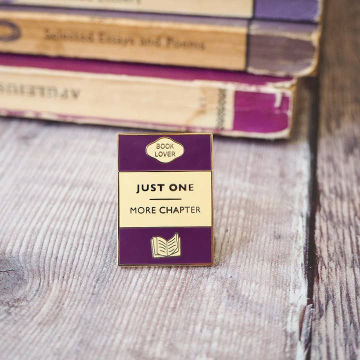 'Just One More Chapter' Book Lover Enamel Pin Badge / Κονκάρδα Βιβλιοφάγου - Diavazo Greek Books