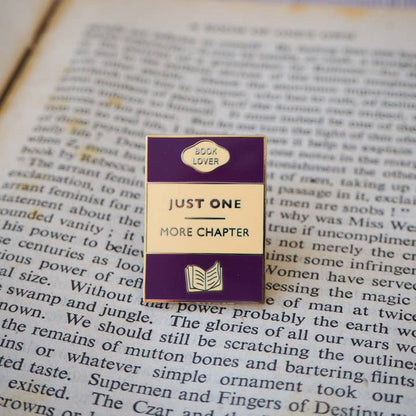 'Just One More Chapter' Book Lover Enamel Pin Badge / Κονκάρδα Βιβλιοφάγου - Diavazo Greek Books