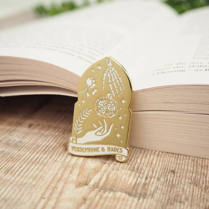 Persephone and Hades Enamel Gold Pin Badge - Greek Mythology Collection / Κονκάρδα Περσεφόνη & Άδης - Diavazo Greek Books