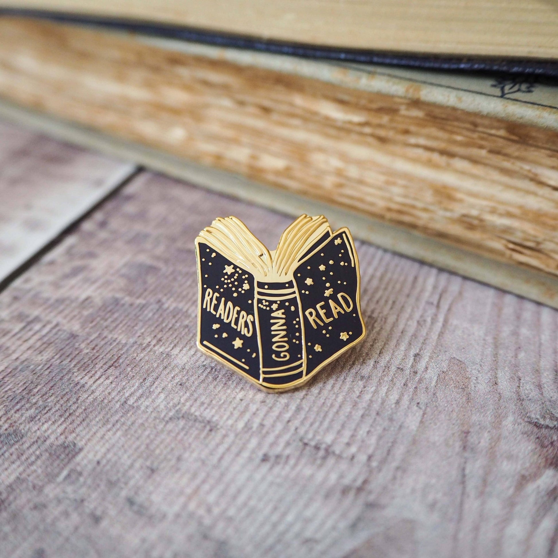 Readers Gonna Read - Book Lover Enamel Pin Badge - Reading / Κονκάρδα Βιβλιοφάγου - Diavazo Greek Books