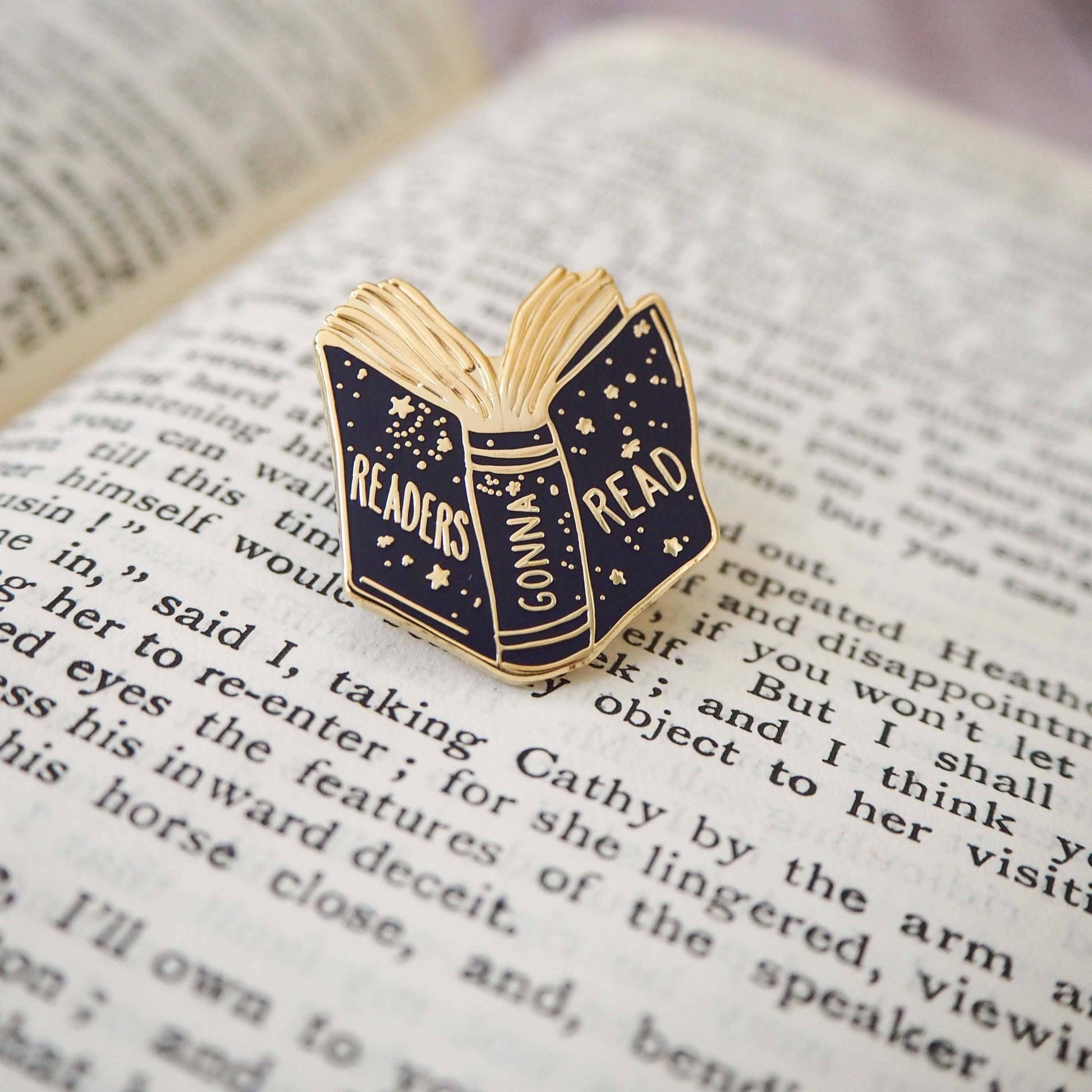 Readers Gonna Read - Book Lover Enamel Pin Badge - Reading / Κονκάρδα Βιβλιοφάγου - Diavazo Greek Books