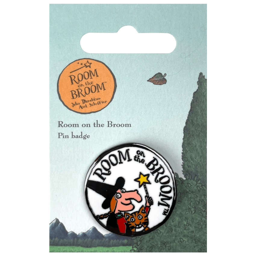 Room on the Broom Logo Pin Badge / Κονκάρδα Μια Σκούπα μα τι Σκούπα - Diavazo Greek Books