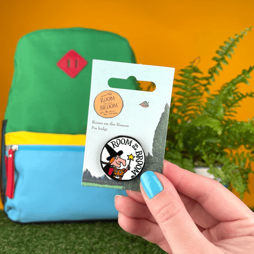 Room on the Broom Logo Pin Badge / Κονκάρδα Μια Σκούπα μα τι Σκούπα - Diavazo Greek Books