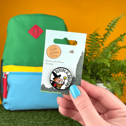 Room on the Broom Logo Pin Badge / Κονκάρδα Μια Σκούπα μα τι Σκούπα - Diavazo Greek Books