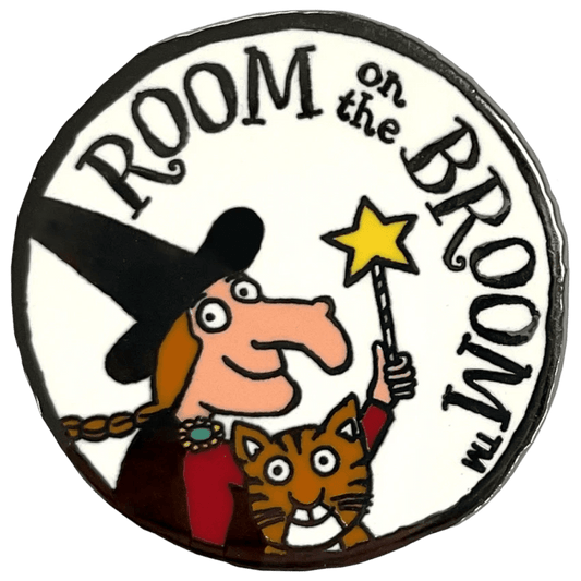 Room on the Broom Logo Pin Badge / Κονκάρδα Μια Σκούπα μα τι Σκούπα - Diavazo Greek Books