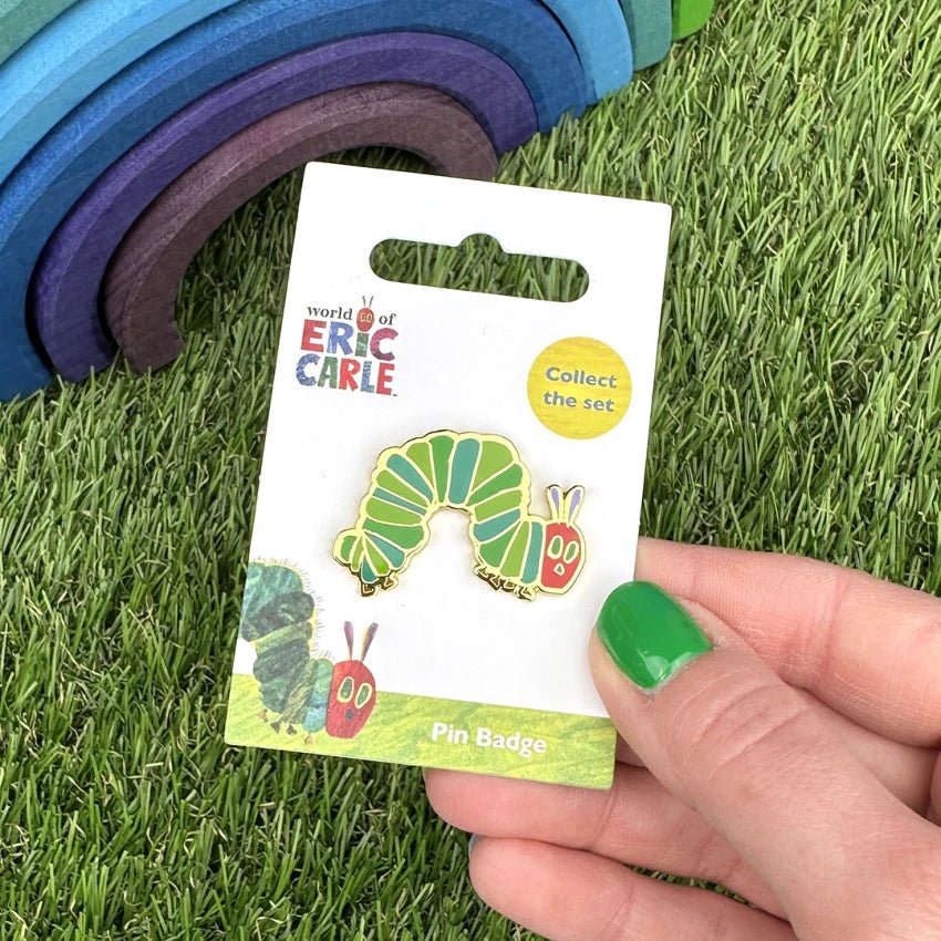 The Very Hungry Caterpillar Pin Badge / Κονκάρδα Μια Πολύ Πεινασμένη Κάμπια - Diavazo Greek Books